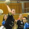 Victoria Balling erzielt hier das 16:9 für den TSV Mellrichstadt, der das Derby gegen den VfL Spfr. Bad souverän mit 21:12 gewann.