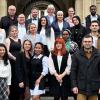 Die Absolventinnen und Absolventen der JuliusCare Berufsfachschule für Pflege gemeinsam mit Lehrkräften, Geschäftsbereichtsleitung Stephanie Hübscher (Zweite von links) und Stiftungsdirektor Walter Herberth (rechts).