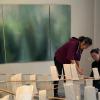 Susu Gorth (links) und Kerstin Skringer bei der Installation der Ausstellung „Schritttempo“ im Deutschordensschloss. Am Freitag, 31. März, wird sie eröffnet.