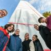 Kunstprojekt in Karlstadt: Den 30 Meter hohen Kirchturm der "Heiligen Familie" haben Schülerinnen und Schüler im Oktober verhüllt.