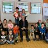 Die Kinder der Mittagsbetreuung mit Klaus Scheller bei der Übergabe der Spende. 