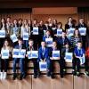 Die Sieger der Kreismeisterschaft Schwimmen 2023 mit den Organisatoren Bastian Reukauf (h.l.), Jonas Cabut (h.l.) und Susanne Jessat (m.l.)