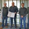 Jürgen Röckert (Mitte) ist seit 25 Jahren bei der Stadt Lauda-Königshofen beschäftigt. Es gratulieren Bürgermeister Lukas Braun, Personalratsvorsitzender Martin Bethäuser, Technischer Betriebsleiter Stadtwerke Oliver Litterer und kaufmännischer Betriebsleiter Stadtwerke Günter Haberkorn (von links).