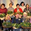 Stolz auf den Erfolg ihrer Arbeit: 550 Palmsträußchen warten auf die Gottesdienstbesucher am Palmsonntag-Wochenende.