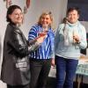 Sie stoßen bei den Grünen auf den Weltfrauentag an (von links): Lara Appel, Annika Bauer und Anita Amend.