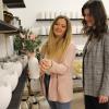 Katharina Romeis (links) und Marie Samer bieten neben Dekoartikeln auch Raum für Workshops und Co-Working-Plätze an.