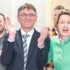 Der Moment des Sieges: Bergrheinfelds CSU-Bürgermeister Ulrich Werner bleibt im Amt, was auch Bundestagsabgeordnete Anja Weisgerber freute.