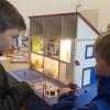 Den Brandherd im Blick: Das neue Rauchhaus der Kreisfeuerwehr soll die Brandschutzerziehung in Schulen, Kitas und Kinderfeuerwehren erleichtern.