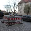 Vor dem Eingang zur VG: hier wird kein weiterer Brunnen gebohrt – hier wird ein neuer Baum gepflanzt.