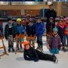 Die Klasse 1a mit dem Bundesfreiwilligen Noah Schöps und Klassenlehrerin Melanie Weigand.