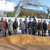 Unterhalb der Turmbergschule entsteht der erste kommunale Kindergarten in Lauda-Königshofen, nun war Spatenstich. 