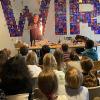 Glasbläser Jürgen Piller erklärt den Kindern den Zauber der Glasbläserei.