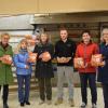 Brotübergabe in der Backstube der Bäckerei Kachel in Remlingen (von links): Pastoralreferentin Christiane Hetterich, Magdalena Herteux (Gemeindeteam Roden), Maria Götz (Frauenbund Birkenfeld), Juniorchef Justus Kachel, Monika Rauch (Gemeindeteam Ansbach), Christine Kasamas (Gemeindeteam Urspringen).