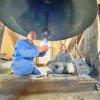 Glockengießermeister Rudolf Perner (links) und Bautechniker Simon Lang beim Einbau des neuen Klöppels der Marien-Glocke. Glockengießermeister Rudolf Perner (links) und Bautechniker Simon Lang beim Einbau des neuen Klöppels der Marien-Glocke.