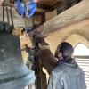 Hoch hinaus musste Glockengießermeister Rudolf Perner an der Marien-Glocke. Hier befindet sich ein Gewicht, das entsprechend eingestellt werden muss. Hoch hinaus musste Glockengießermeister Rudolf Perner an der Marien-Glocke. Hier befindet sich ein Gewicht, das entsprechend eingestellt werden muss.