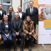 Das Bild zeigt Landrätin Sabine Sitter mit dem Team von Jobcenter und LEILArehaktiv vor dem Büro in der Gemündener Altstadt.
