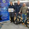 Die Hauptpreise des Lions-Adventskalenders 2022 wurden jetzt übergeben. Unser Bild zeigt von links Sponsor Georg Greb (Büro & Design Greb), Lions-Präsident Werner Arnholdt, Adventskalender-Koordinator Hans-Joachim Brandt, Sponsor Thilo Klinner vom Bike-Store und den Fahrrad-Gewinner Jörg Oppermann.
