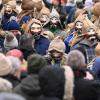 Zahlreiche Menschen verfolgen am Sonntag  in Oberelsbach die sogenannte Rhöner Maskenfastnacht. Bei der Maskenfastnacht ziehen die Narren mit handgeschnitzten Masken durch die Straßen des kleinen Ortes im Landkreis Rhön-Grabfeld.