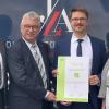 Stolz nahmen die Geschäftsführer (von links) Jürgen Johanni, Phillipp Zobel und Verena Auer die Auszeichnung durch den Vertreter der Datev eG, Gerhard Braun (Zweiter von links), entgegen.