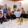 Gemütliche Runde beim traditionellen Schnitzelessen der Wipfelder Nikoläuse mit Scheckübergabe. Im Bild ein Teil der Ehrenamtlichen mit Organisatorin Hildegard Gais (links am Scheck) und Heidrun Grauer von der Elterninitiative leukämie- und tumorkranker Kinder (rechts am Scheck), sowie Bürgermeister Tobias Blesch (ganz links).
