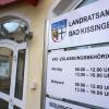 In Bad Brückenau hat die Zulassungsbehörde nur noch an zwei Tagen in der Woche geöffnet. Führerscheine bekommt man in Bad Brückenau keine, dazu müssen die Bürgerinnen und Bürger nach Bad Kissingen – jedoch nicht ohne vorher online einen Termin vereinbart zu haben.