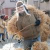 Die Strohbären zogen mit Masken und Peitschen lärmend durch die kleinste Stadt Bayerns um die Wintergeister zu vertreiben