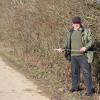 Damit landwirtschaftliche Maschinen den daneben verlaufenden Weg ohne Probleme befahren können, will Bürgermeister Karl Ballmann eine Hecke in Hemmersheim zurückschneiden lassen.