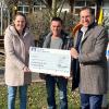 Mit einer Spende von 2000 Euro unterstützt die VR-Bank Schweinfurt - Stiftung die Förderstätte der Lebenshilfe Schweinfurt (von links):  Julia Pfister (Geschäftsführerin), Günter Scheuring (Werkstattleiter) und Frank Hefner (Vorsitzender des Stiftungsvorstandes).