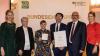 Ministerialdirigentin Bettina Hartwig (Zweite von links) und Freya von Czettritz, CEO der DLG-Holding (links), überreichten Urkunde und Medaille an Justina und Tobias Weickert (Mitte). Zu den Gratulanten zählten die Deutschen Weinprinzessin Luise Böhme (rechts) und Klaus Schneider, Präsident des Deutschen Weinbauverbandes (2. v. r.).