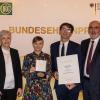 Ministerialdirigentin Bettina Hartwig (Zweite von links) und Freya von Czettritz, CEO der DLG-Holding (links), überreichten Urkunde und Medaille an Justina und Tobias Weickert (Mitte). Zu den Gratulanten zählten die Deutschen Weinprinzessin Luise Böhme (rechts) und Klaus Schneider, Präsident des Deutschen Weinbauverbandes (2. v. r.).