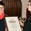 Erika Rupp (links) erhielt aus den Händen der Vorsitzenden Christiane Höfer die Urkunde der Ehrenmitgliedschaft des TV 1861 Marktbreit e.V. für ihren unermüdlichen Einsatz.