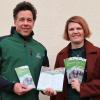 Annika Ludwig, Geschäftsführerin des Naturparks Hessischer Spessart und Oliver Kaiser vom Naturpark Spessart e.V. präsentieren das neue Programmheft.
