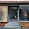 Anschlag oder unglücklicher Zufall? Das Schaufenster der kleinen Galerie in der Hindenburgstraße ist zerborsten und wurde mit einer Spanplatte von der Feuerwehr abgesichert.