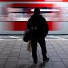 Am Mittwoch fiel ein Mann im Karlstadter Bahnhof auf die Gleise. Andere Wartende konnten ihn zurück auf den Bahnsteig bringen und versorgen, bis der Rettungsdienst kam.