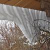 Der tauende Schnee in diesen Tagen lässt den Schnee auf den Dächern rutschen und formt dauernd andere "Schneevorhänge" (unser Bild), die halt  leider nicht von Dauer sind.