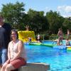 Das Wasserspielelement "Aqua Duel" ist die neue Attraktion des Burgsinner Schwimmbads. Bei der Übergabe freuen sich von links Sebastian Schneider, Ralf Knüttel, Bürgermeister Robert Herold und Lisa Hagedorn-Künstler. Das Wasserspielelement "Aqua Duel" ist die neue Attraktion des Burgsinner Schwimmbads. Bei der Übergabe freuen sich von links Sebastian Schneider, Ralf Knüttel, Bürgermeister Robert Herold und Lisa Hagedorn-Künstler.