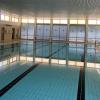 Ein Bild aus besseren Zeiten: Das marode Dittelbrunner Hallenbad ist längst trockengefallen. Die Gemeinde hofft nun auf sprudelnde Förderquellen, sei es durch den Bund oder den Freistaat.