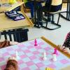 Kinder der Grundschule beim Schachspielen.