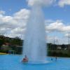 Für die Kinder "produzierte" die Feuerwehr beim Schwimmbadfest einen Wasserturm.