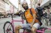 Obwohl er keinen Plan für seine Zukunft hatte, kündigte Chaminda Perera seinen gut bezahlten Job. Nun fährt er für seinen selbst gegründeten Fahrradkurierdienst Aufträge aus - und kann sich nichts schöneres vorstellen.