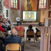 Die Besucher im Chorraum in St. Andreas Karlstadt.