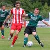 War mit der Schiedsrichterleistung beim 0:2 gegen den TSV Forst nicht einverstanden: Eßlebens Spielertrainer Julian Göbel (links, hier in einem Zweikampf mit dem Oberschwarzacher Philipp Mend).