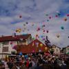 Anlässlich des 25. Bauernmarktes startete ein Luftballonwettbewerb für alle Kinder auf dem Dorfplatz.