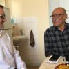 Ahmad Shah Mirdad (rechts) und Stefan Menz vom Helferkreis in der Flüchtlingsunterkunft im Kloster Heidenfeld. Der 66-Jährige ist aus Afghanistan geflohen. Er hat unter anderem für die Vereinten Nationen (UN) gearbeitet. 