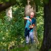 Waldbaden:  Mit der Klangschale beendet Wald-Gesundheitstrainer Frank Jansen im Wald bei Schonungen eine Übung.