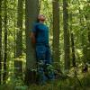 Einfach mal an einen Baum lehnen und fühlen. Frank Jansen macht es vor beim Waldbaden im Schonunger Hegholz. Einfach mal an einen Baum lehnen und fühlen. Frank Jansen macht es vor beim Waldbaden im Schonunger Hegholz.