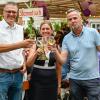 Vom 26. bis 29. August fand im Würzburger Stadtteil Grombühl das 47. Grombühler Weinfest statt. Bürgermeisterin Judith Jörg eröffnete das Fest des TSV Grombühl. Auf dem Bild mit den Leitern der Fußball-Abteilung Timo Schindelmann (links) und Gert Rummel.