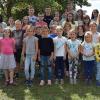 Das Ferienprogramm in Burgpreppach begann vergangenen Montag mit Spielen, Basteln und einem gemeinsamen Spaghetti-Essen. Den Dienstag verbrachten die sechs- bis zwölfjährigen Kinder zunächst auf dem Lehrpfad in Königsberg, ehe der Tag auf dem Waldspielplatz ausklang. Am nächsten Tag ging es ins „Tucherland“ nach Nürnberg und am Freitag übernahm Pfarrer Michael Thiedmann die Organisation. Mit Kirchturmrallye, Ratespiel und Specksteinschnitzen war auch dieser Ferientag flugs vorbei. Es werde zwar immer schwieriger, die Kinder zu begeistern, aber sie habe viel Unterstützung gehabt, sagte Sonja Pohley, die seit Jahren die Ansprechpartnerin ist, wenn es ums Ferienprogramm in Burgpreppach geht. Diesen Montag, an dem das Ferienprogramm endete, kam auch Bürgermeister Hermann Niediek vorbei, um sich bei den Betreuern um Pohley, Anna Gleichmann, Hannah Weisel, Nele Weisel, Paul Deininger, Julius Zehnter, Leonie Pohley, Wolfgang Suckfüll und Maike Möhring zu bedanken. Es war eine anstrengende, aber schöne Woche, resümierten die Betreuer, die wohl auch nächstes Jahr dabei sind. Auch den Kindern hat das Programm gut gefallen, wenngleich ein Bub die für den letzten Tag angekündigten Wasserspiele vermisste. Stattdessen wurden eine Dorfrallye veranstaltet und Stofftaschen bedruckt. Außerdem gab es zum Abschluss ein Grillfest. (bra)