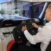 Bürgermeister Horst Herbert steuert einen Feuerwehr-Lkw im Fahrsimulator durch eine Innenstadt. Das ist nicht einfach.
