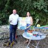 Der neue Ferienpass 2022 ist auch in diesem Jahr wieder über die Landkreis-Gemeinden erhältlich. Landrat Thomas Eberth und Kathrin Jungmann, Kommunale Jugendpflegerin, freuen sich über das vielfältige Angebot für Kinder und Jugendliche. 
